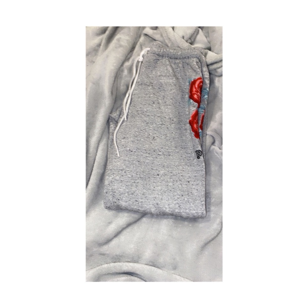 Warm sweatpants with roses on each side